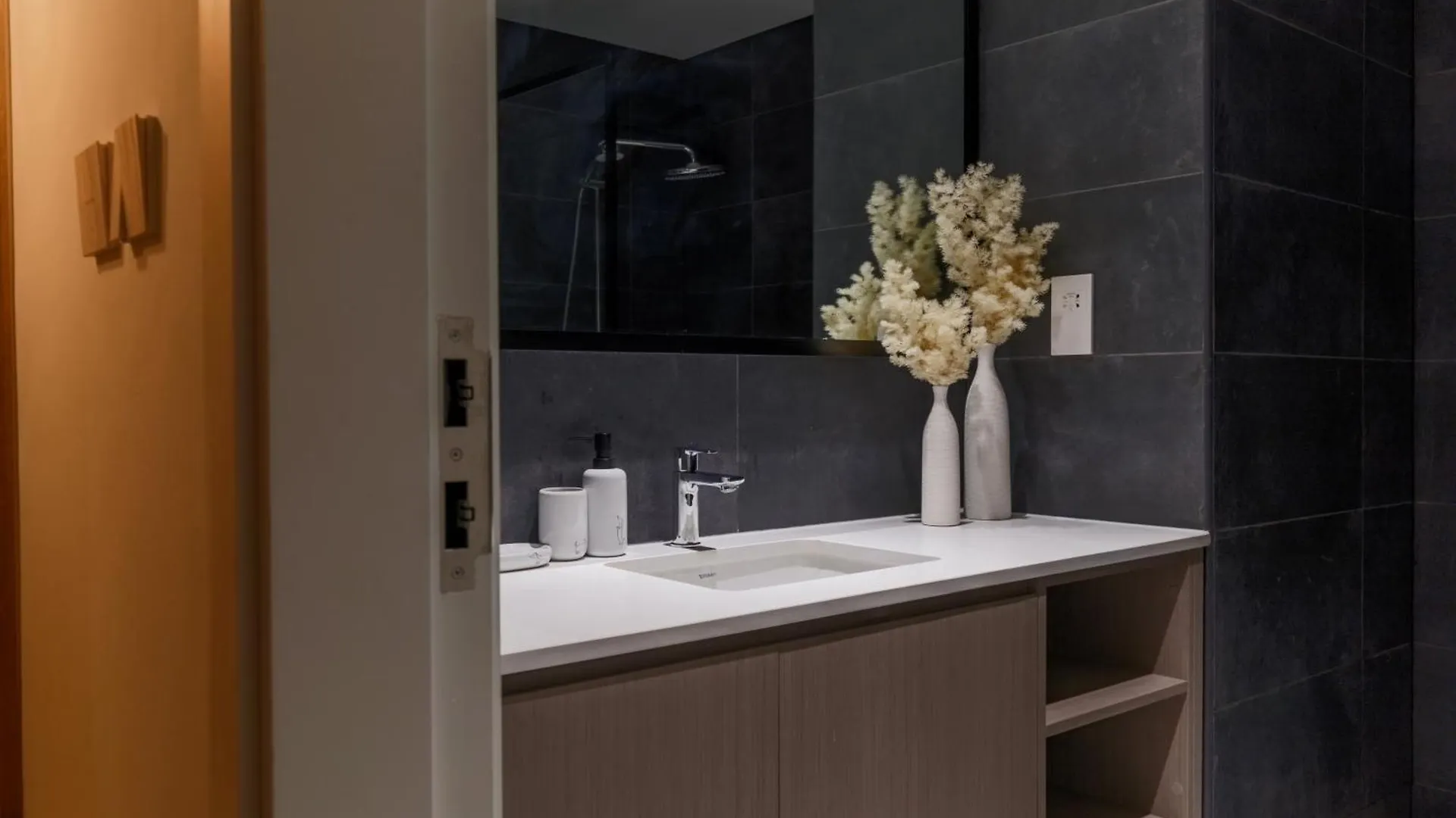 Διαμέρισμα Sahab - Stunning 1Br With Terrace At The Bolivard Σάρτζα